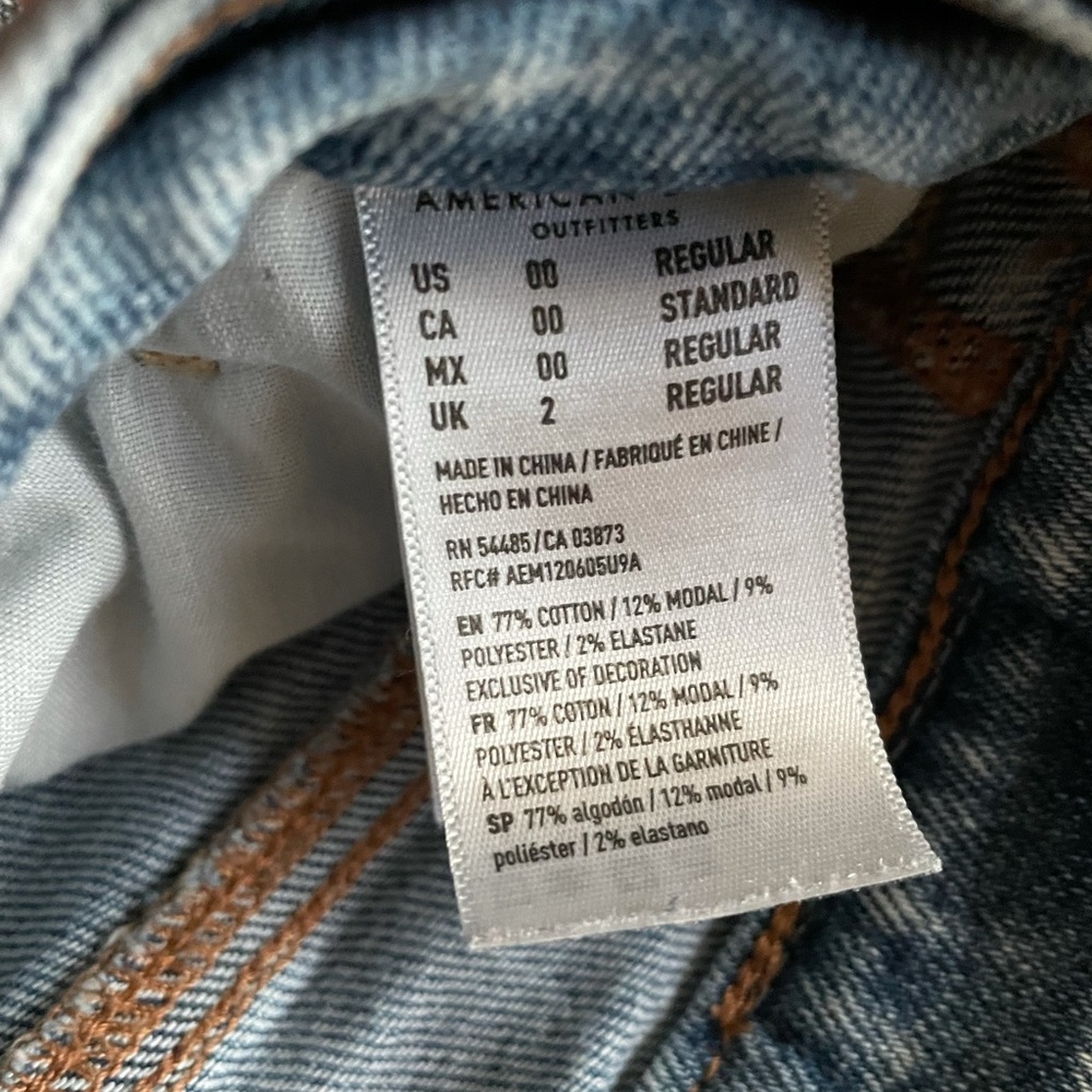 American Eagle Comfort Stretch Waist Band Mom Jeans - Picture 2 of 5